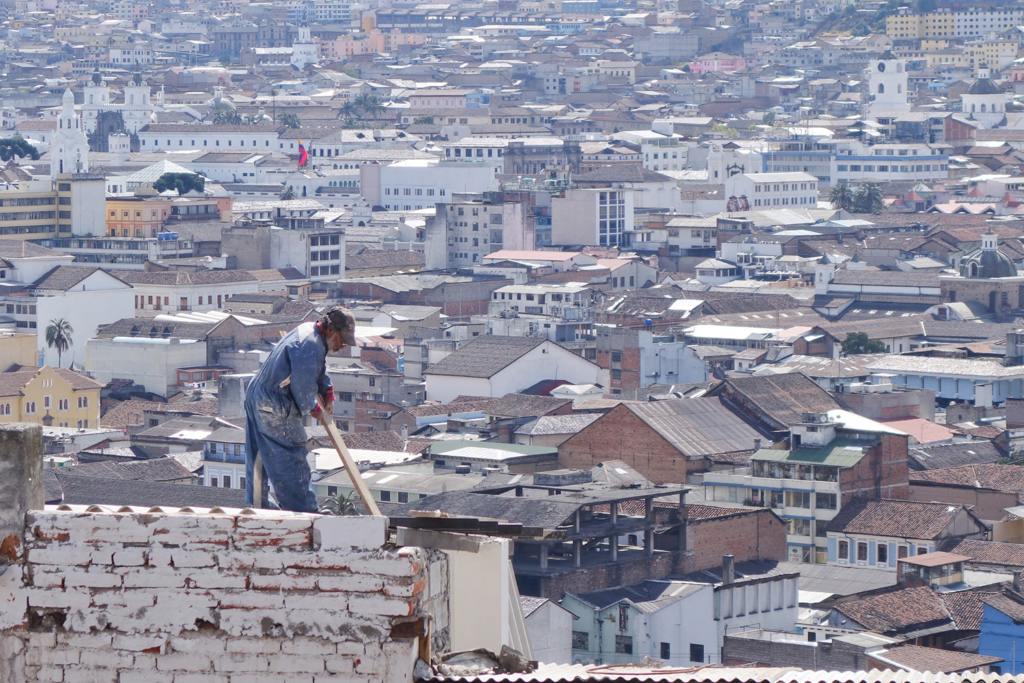 Arbeiter auf den Dächern Ecuadors