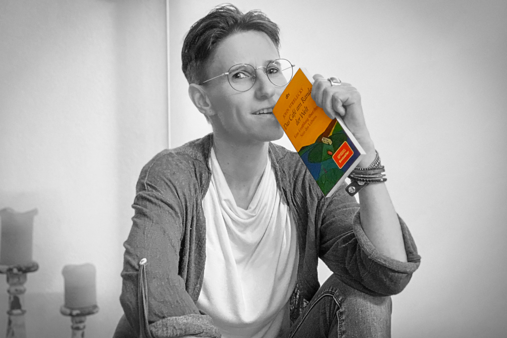 Sandra Weishäupl mit Buch in der Hand