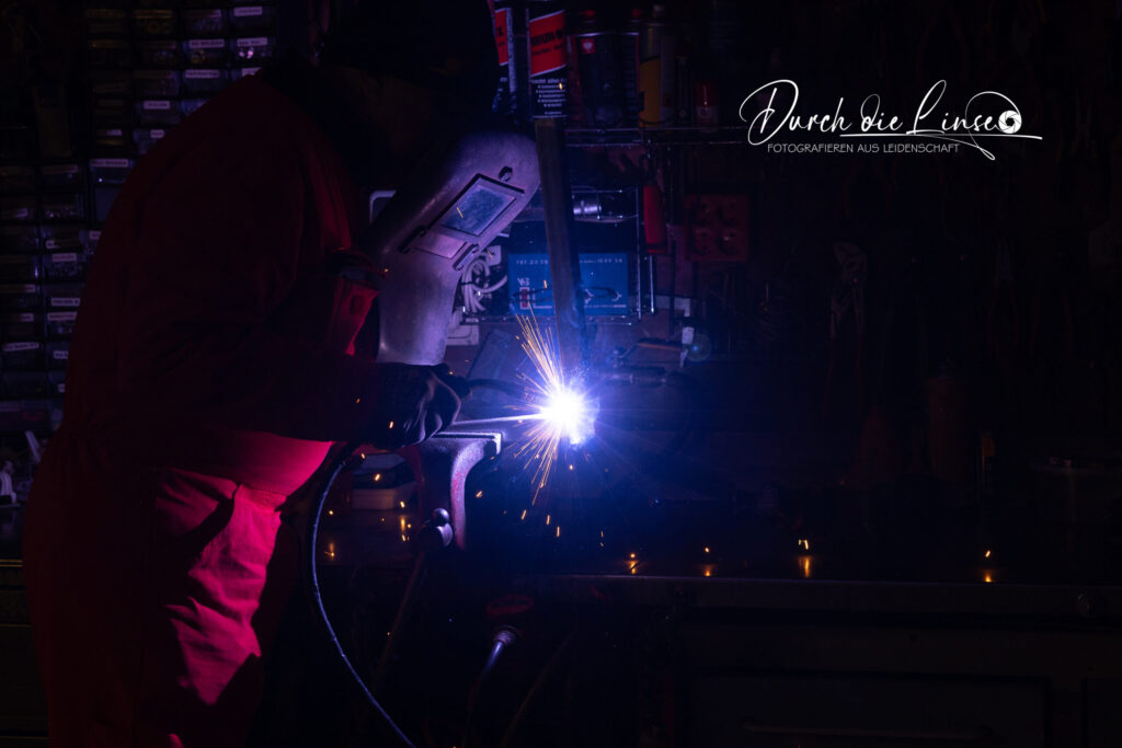 Forever Active: Sepp in seiner Werkstatt beim Schweißen