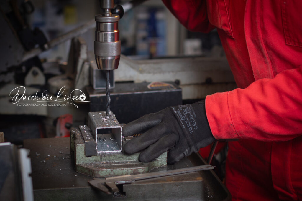 Forever Active: Sepp in seiner Werkstatt beim Bohren