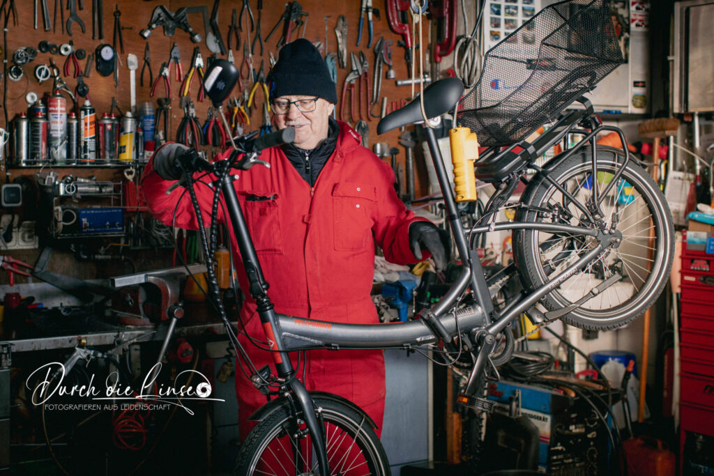 Forever Active: Sepp in seiner Werkstatt bei der Reparatur eines Fahrrades
