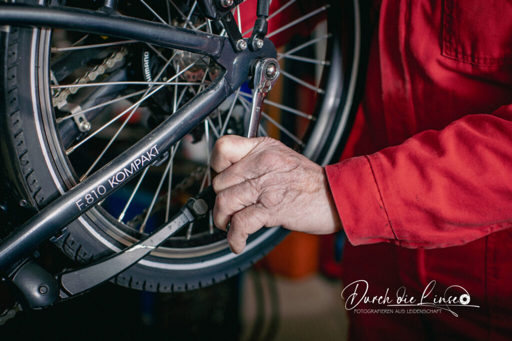 Forever Active: Sepp in seiner Werkstatt bei der Reparatur eines Fahrrades
