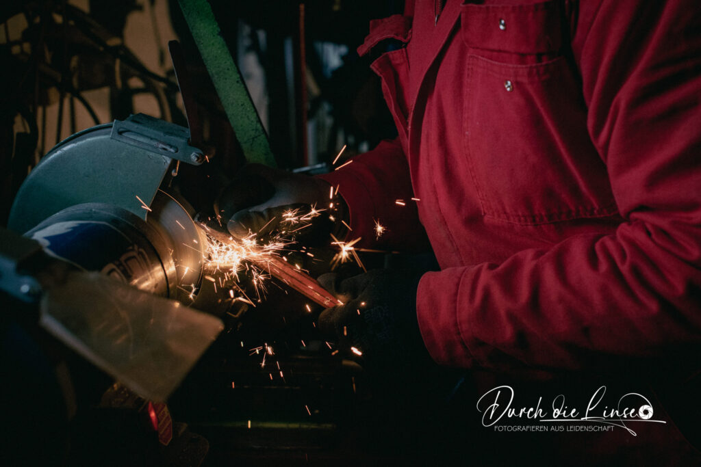 Forever Active: Sepp in seiner Werkstatt beim Schweißen