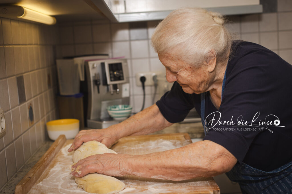 Forever Active, Loisi, mit 89 Jahren voller Leben, beim Backen