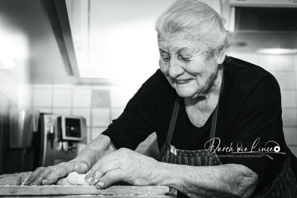 Forever Active, Loisi, mit 89 Jahren voller Leben beim Backen