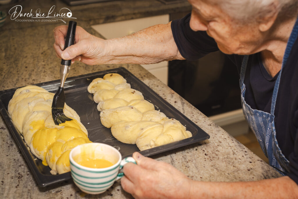 Forever Active, Loisi, mit 89 Jahren voller Leben, beim Backen