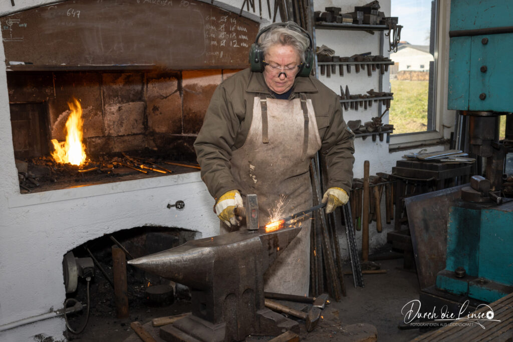 Forever Active, Gabriele, Kutschera beim Schmieden am Amboss