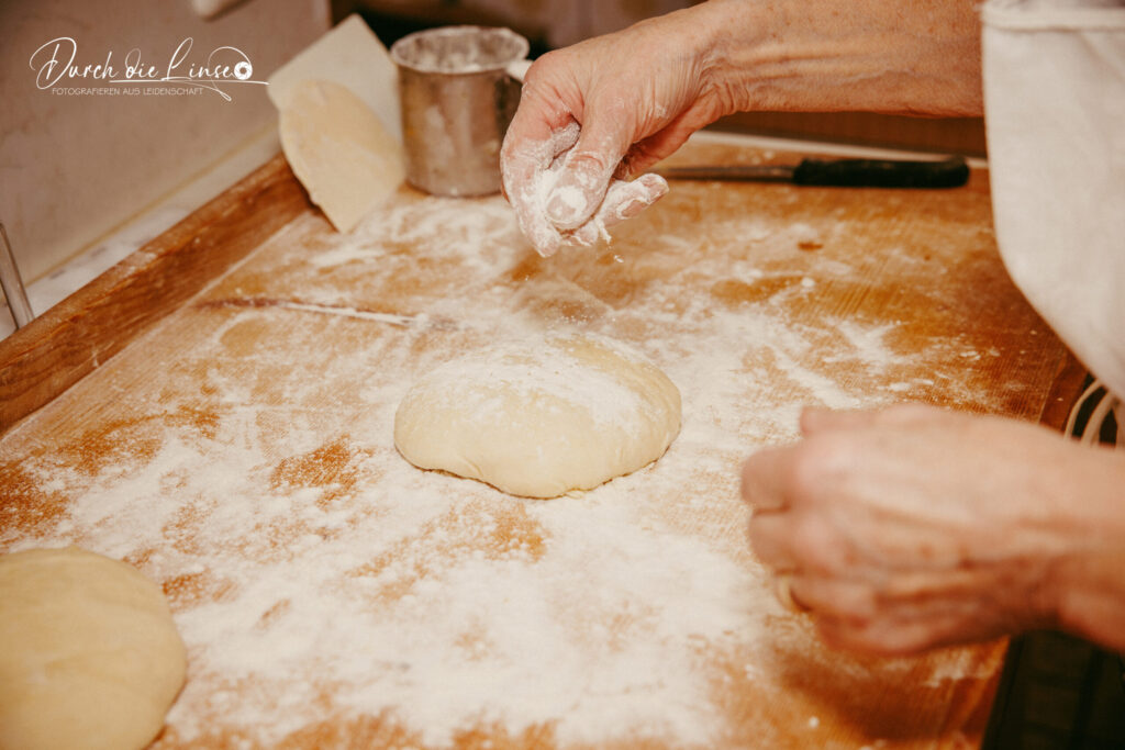 Forever Active, meine Mama immer aktiv. Beim Strudel machen
