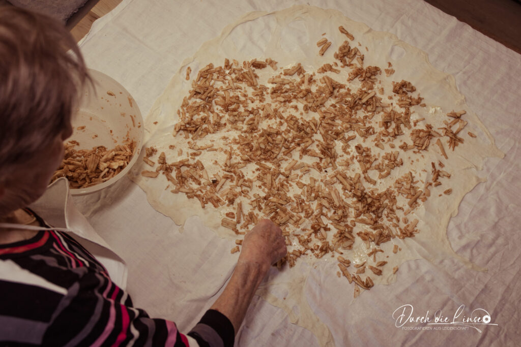 Forever Active, meine Mama immer aktiv. Beim Strudel machen