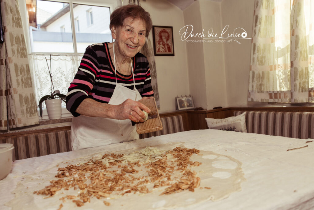 Forever Active, meine Mama immer aktiv. Beim Strudel machen