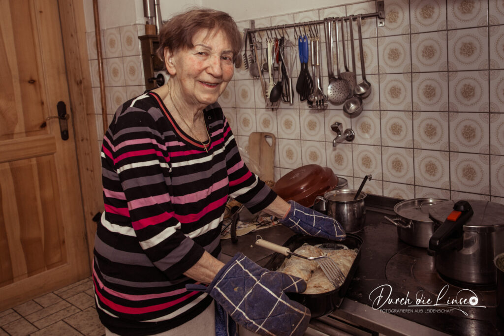 Forever Active, meine Mama immer aktiv. Am Herd