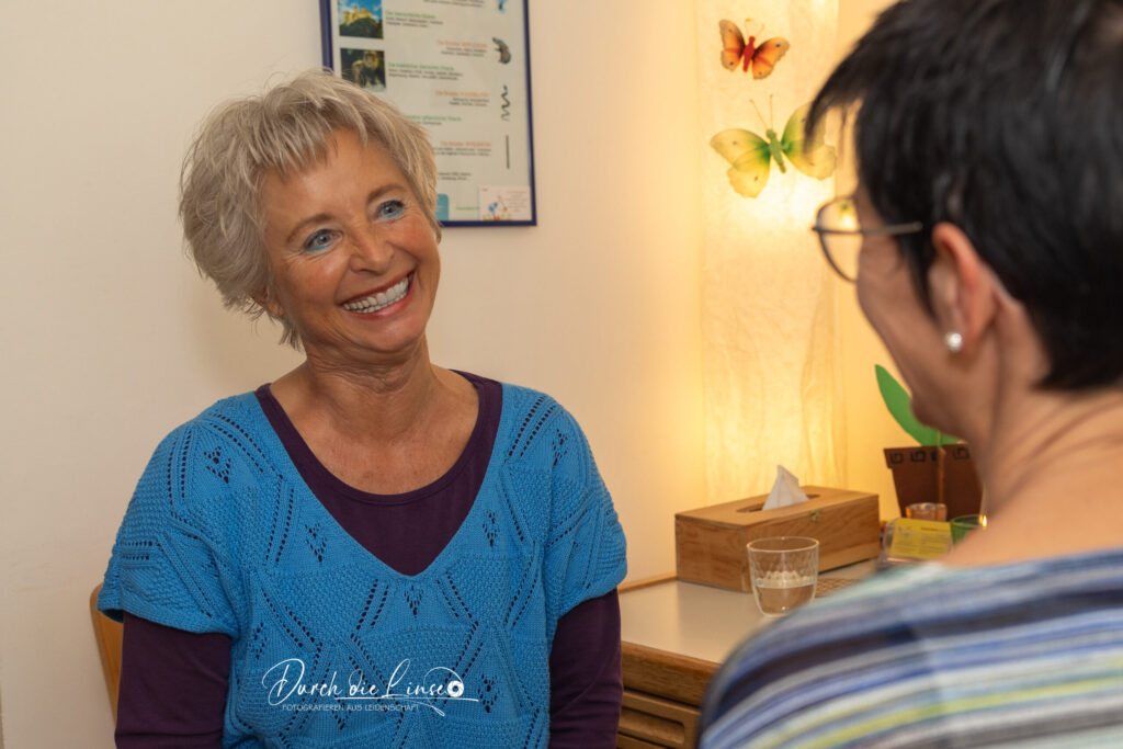Forever Active, Rosina, Energetikerin und Lebensberaterin bei einer Behandlung