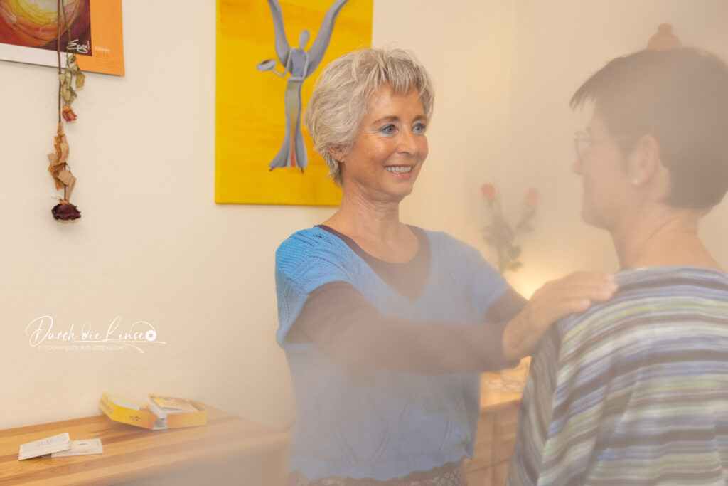 Forever Active, Rosina, Energetikerin und Lebensberaterin bei einer Behandlung