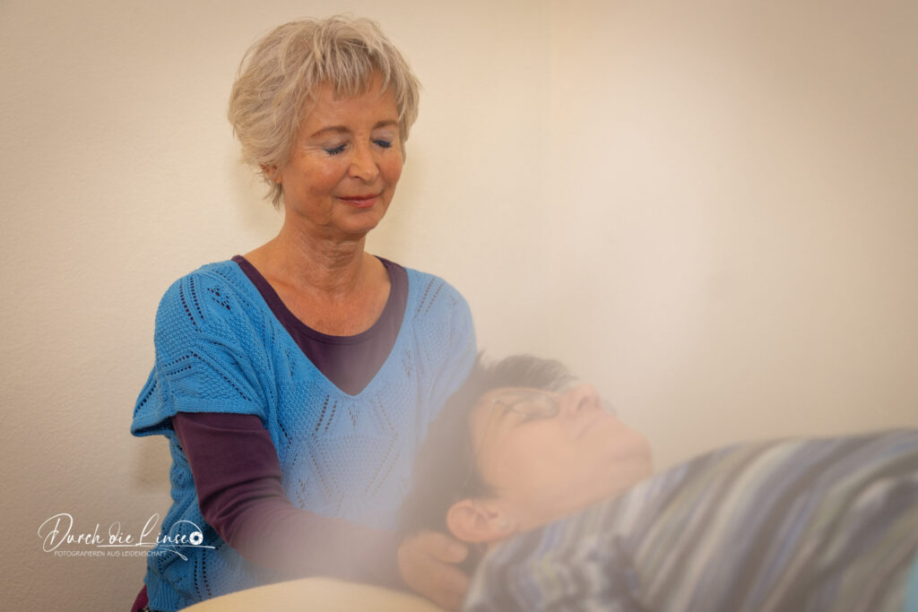 Forever Active, Rosina, Energetikerin und Lebensberaterin bei einer Behandlung