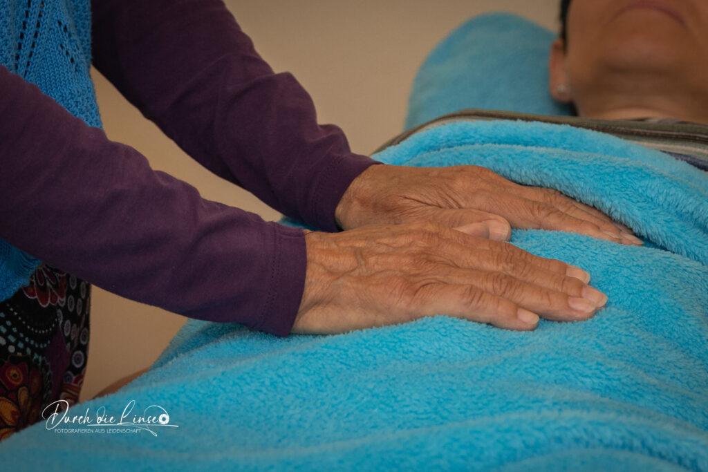 Forever Active, Rosina, Energetikerin und Lebensberaterin bei einer Behandlung