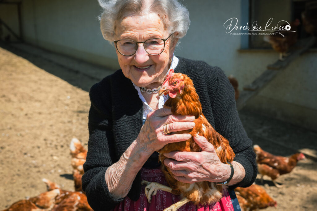 Forever Active, 91-jährige Frau und noch voll aktiv mit einem Huhn
