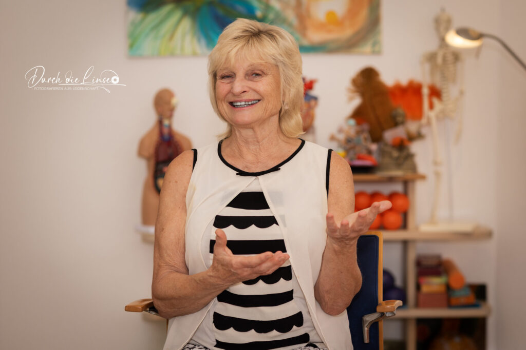 Forever Active, Beatrix, Psychotherapeutin in ihrer Praxis