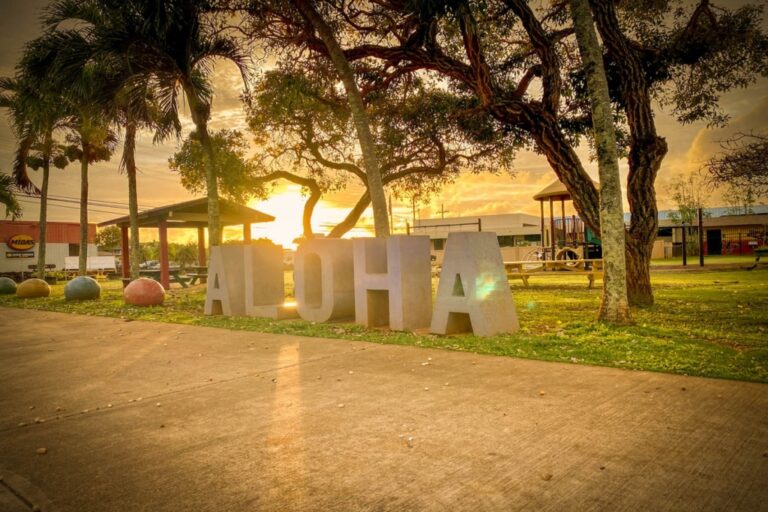 Aloha-Schriftzug in Hawaii bei Sonnenaufgang