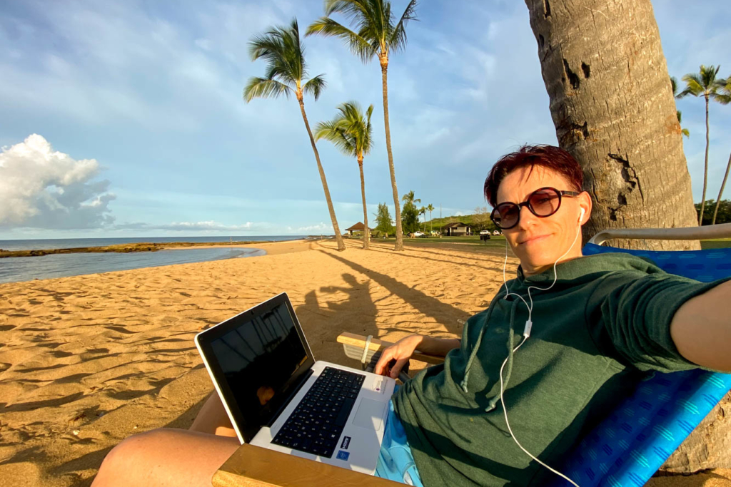 Sandra in Hawaii am Strand