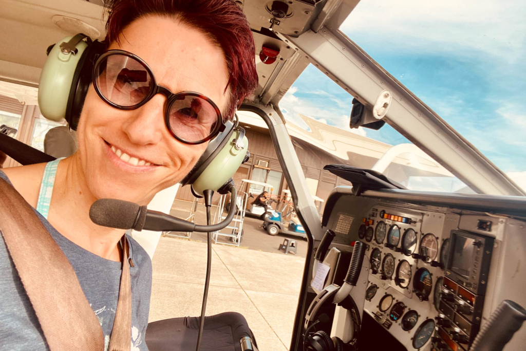 Frau im Helikopter auf Hawaii 