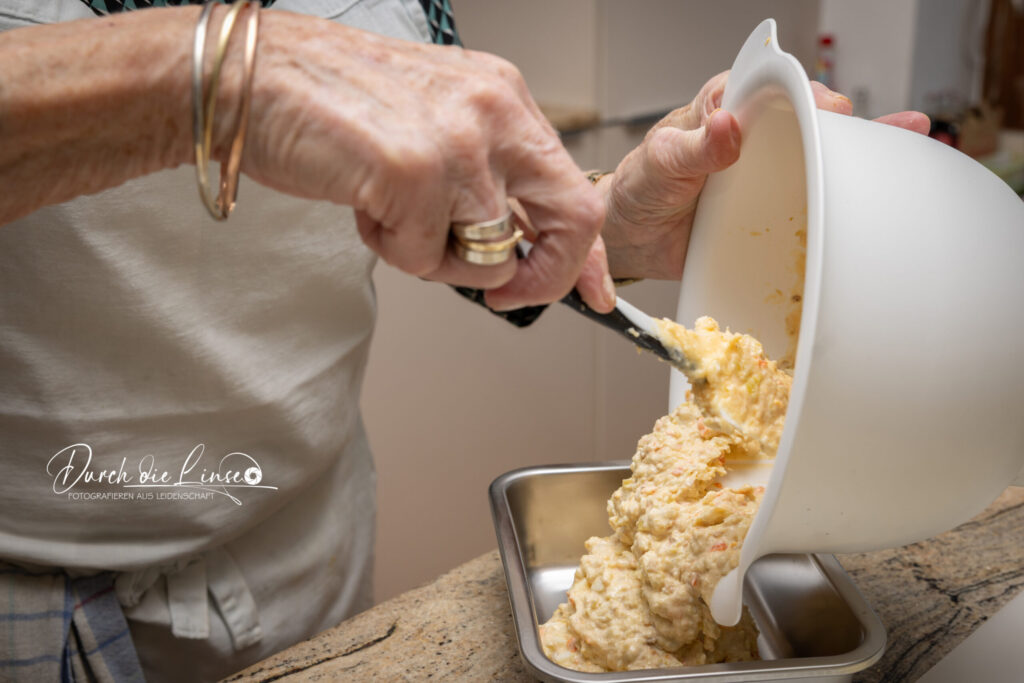 Forever Active, 83-jährige in der Küche beim Brötchen machen