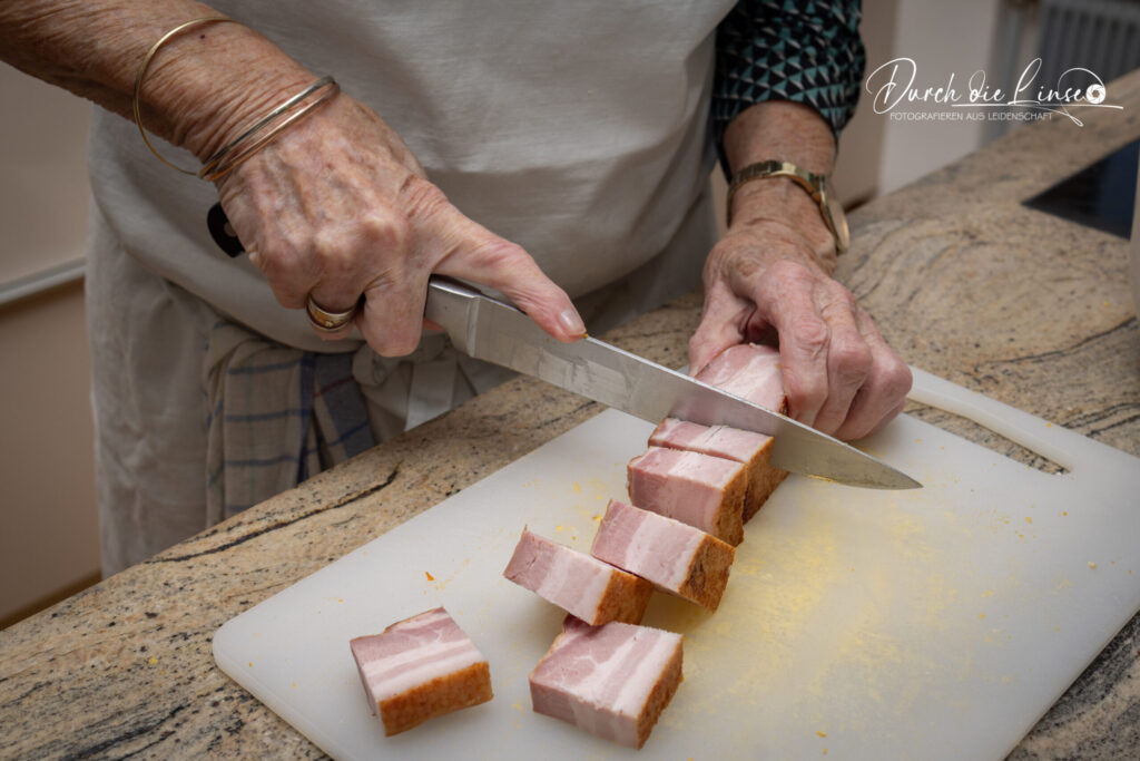 Forever Active, 83-jährige in der Küche beim Brötchen machen