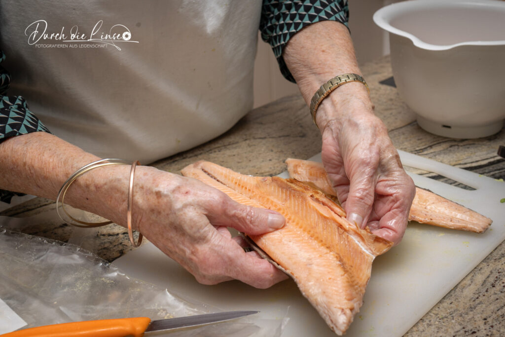 Forever Active, 83-jährige in der Küche beim Brötchen machen