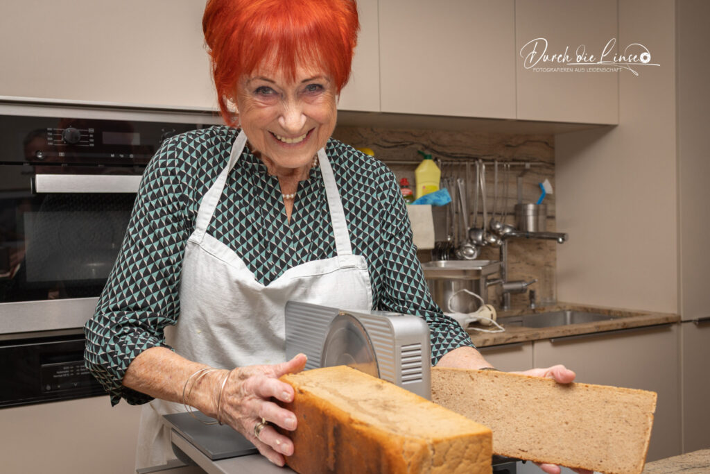 Forever Active, 83-jährige in der Küche beim Brötchen machen