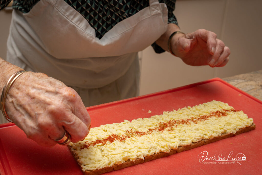Forever Active, 83-jährige in der Küche beim Brötchen machen