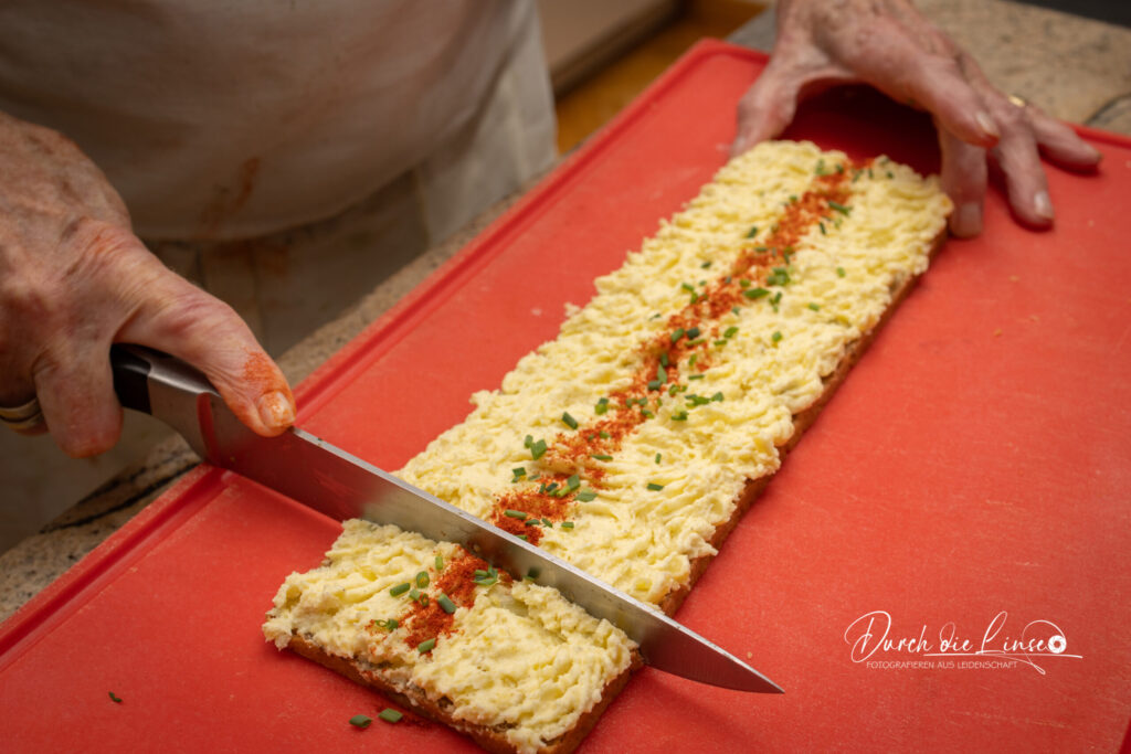 Forever Active, 83-jährige in der Küche beim Brötchen machen