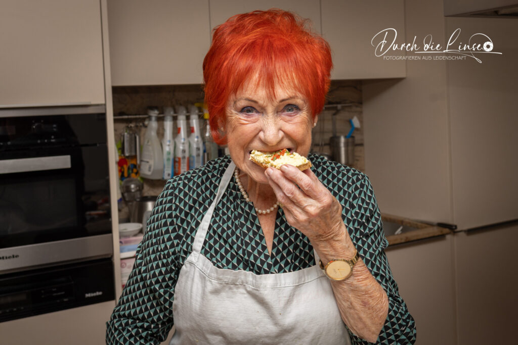 Forever Active, 83-jährige in der Küche beim Brötchen machen