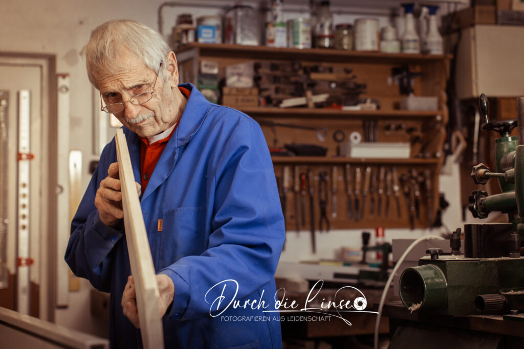 Projekt Forever Active - ein Tischler aus Leidenschaft mit Holz in der Hand