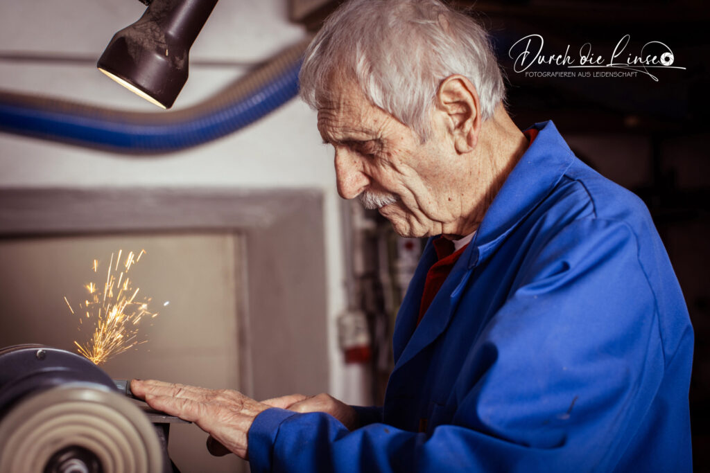 Projekt Forever Active - ein Tischler aus Leidenschaft beim Schleifen