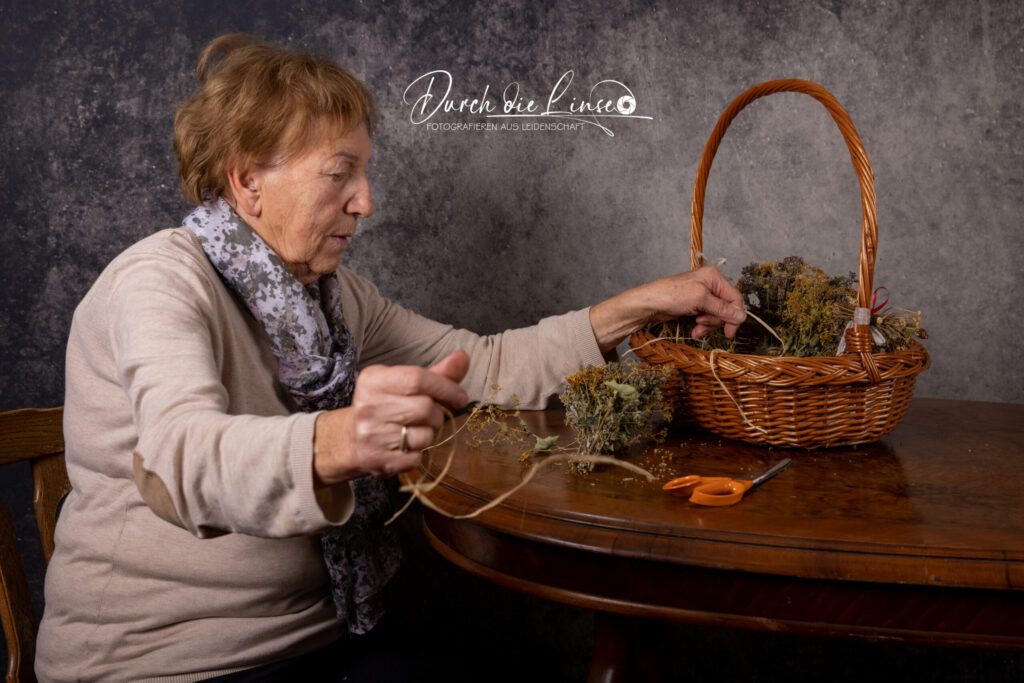 Forever Active, meine Mama immer aktiv. Beim Straußerl machen