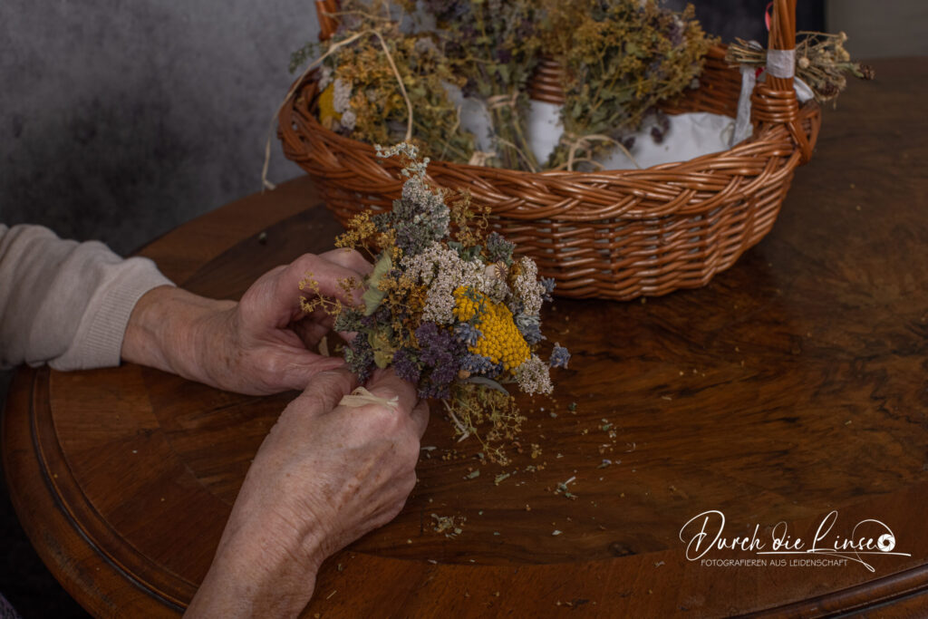 Forever Active, meine Mama immer aktiv. Beim Straußerl machen