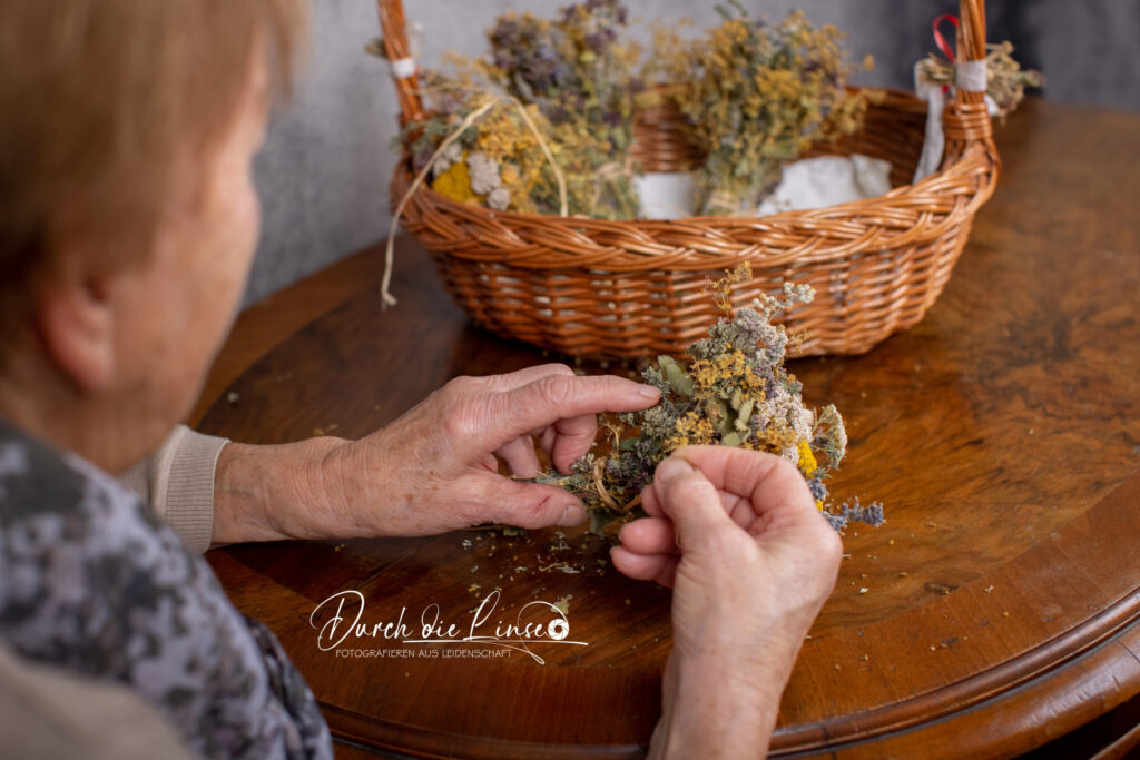 Forever Active, meine Mama immer aktiv. Beim Straußerl machen