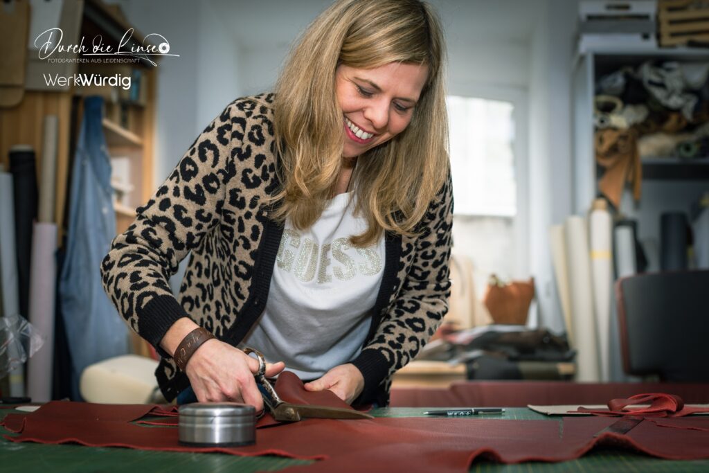 Rosi Spitzbart bei der Arbeit in ihrem Handwerk, beim Schneiden von Leder.