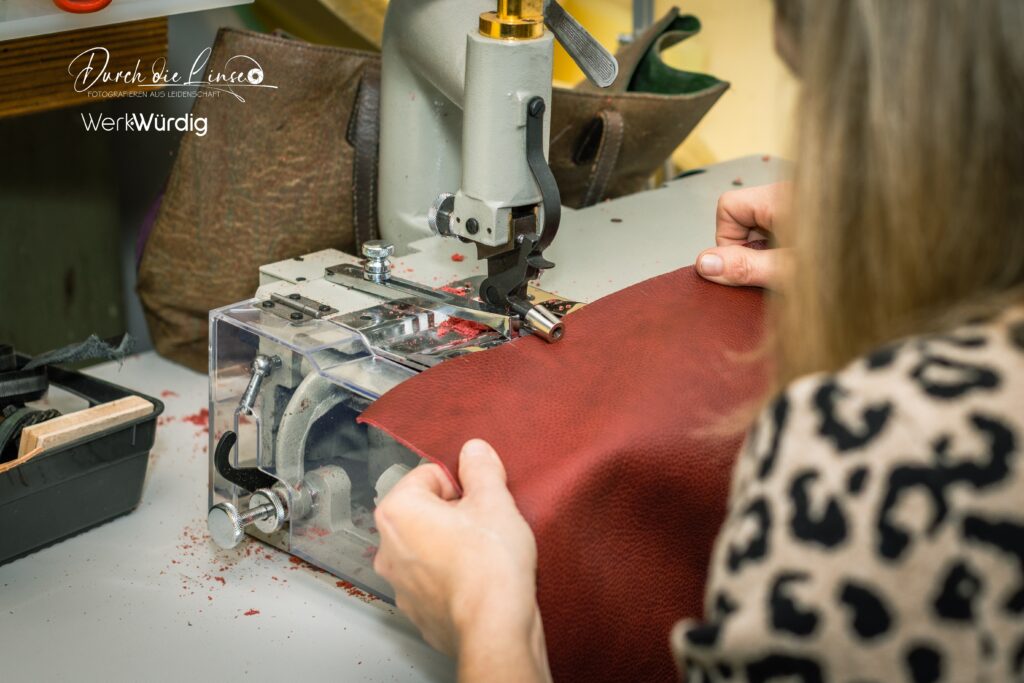 Rosi Spitzbart bei der Arbeit in ihrem Handwerk, beim Nähen von Leder.