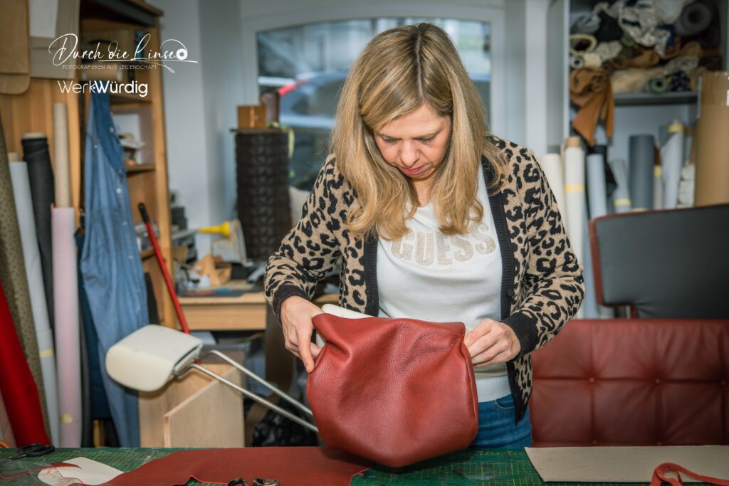 Rosi Spitzbart bei der Arbeit in ihrem Handwerk, beim Nähen von Leder.