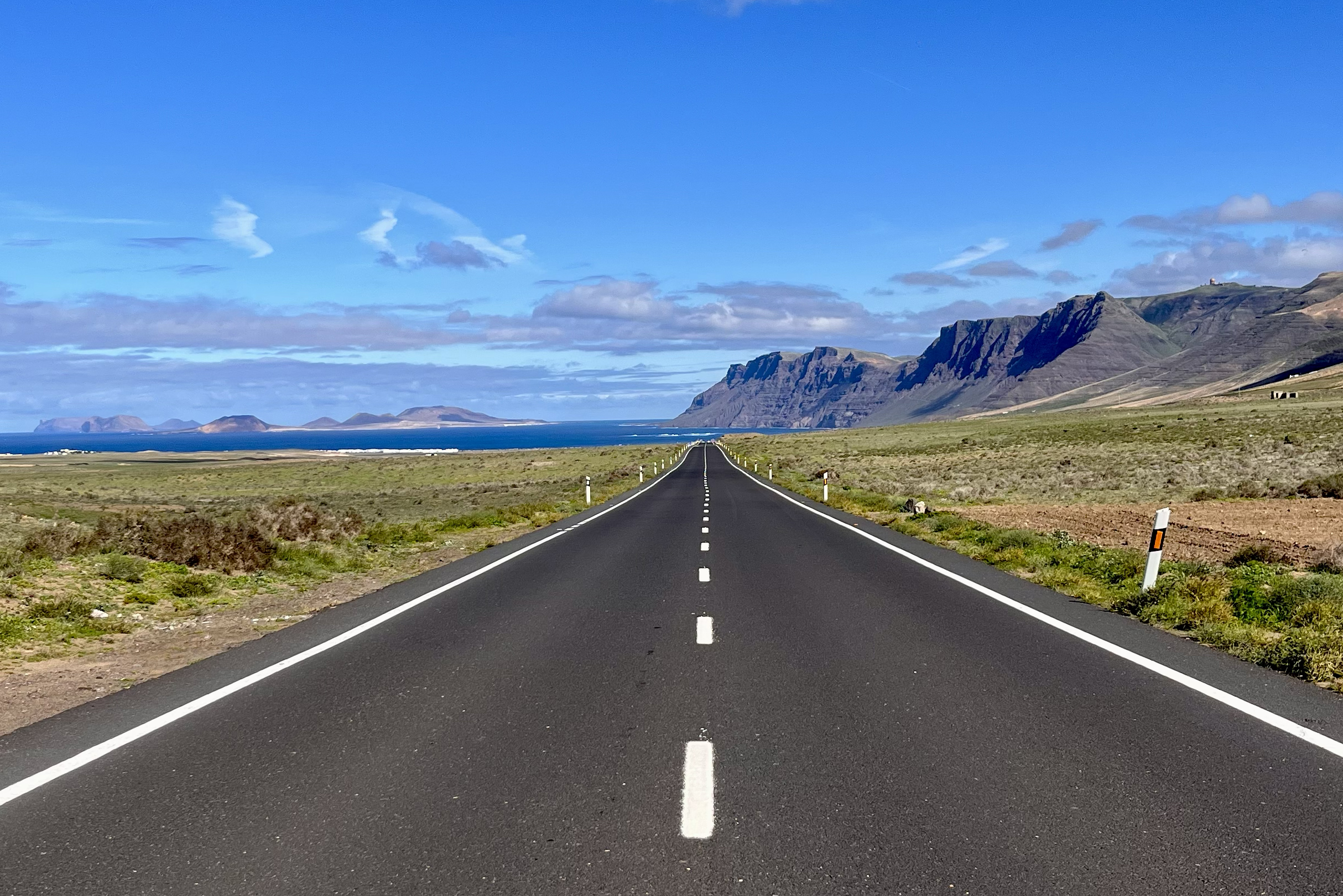 Lanzarote, lange Strasse und blauer Himmel