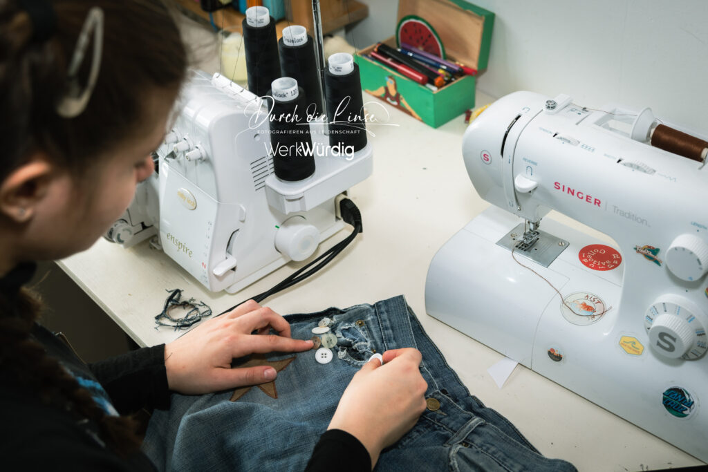 Eli Schlesinger, Fashion-Studentin und Forscherin beim nähen