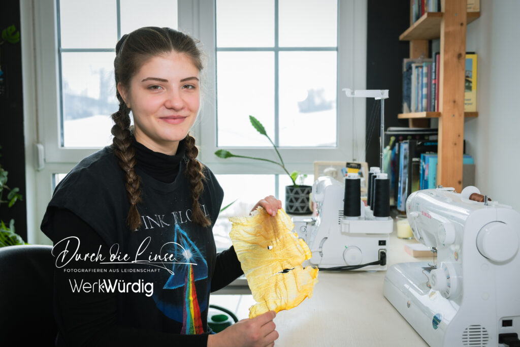 Eli Schlesinger, Fashion-Studentin und Forscherin mit einem Pilz