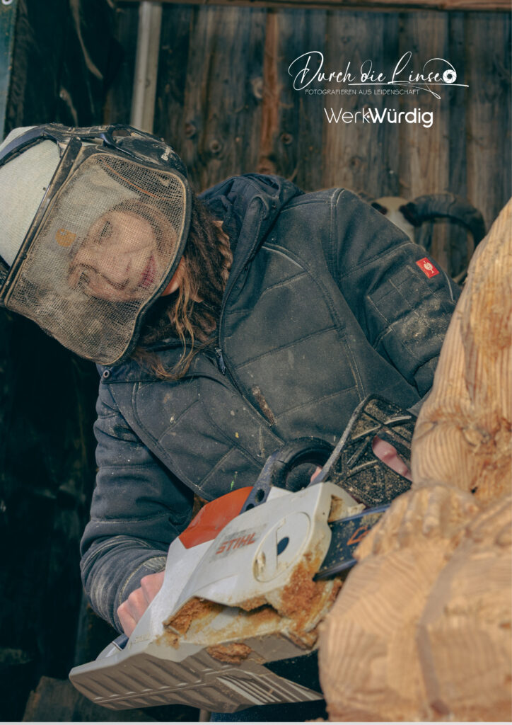 Holzkünstlerin Lisa Hirschbichler arbeitet mit der Motorsäge an einer Holzskulptur.