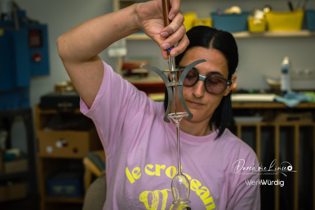 Anna Huber, die Glasbläserin mit dem fast fertigen Schnapsglas