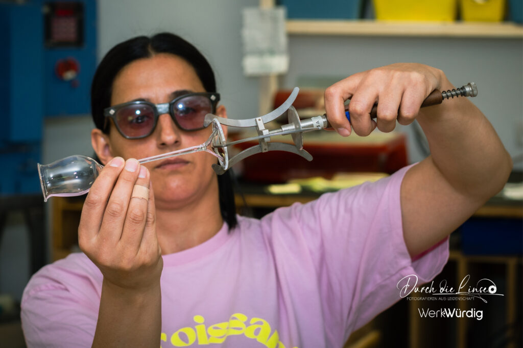 Anna Huber, die Glasbläserin mit dem fast fertigen Schnapsglas