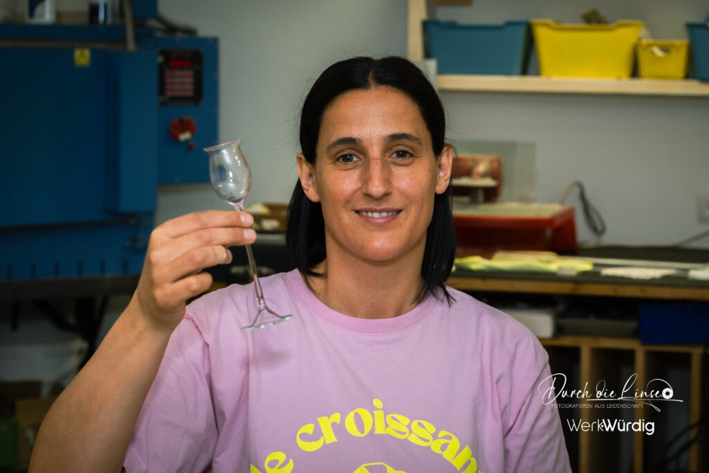 Anna Huber, die Glasbläserin mit dem fertigen Schnapsglas