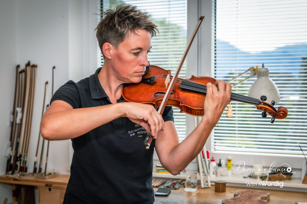 Johanna De Hoop beim Geige spielen